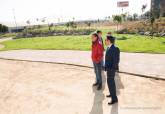 El alcalde visita los trabajos de acondicionamiento de la zona ajardinada frente al Palacio de Deportes