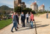 El alcalde visita los trabajos de acondicionamiento de la zona ajardinada frente al Palacio de Deportes