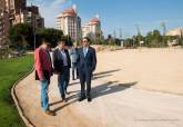 El alcalde visita los trabajos de acondicionamiento de la zona ajardinada frente al Palacio de Deportes