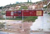 Carteles explicativos en la calle morer�a baja frente a la ladera del cerro del Molinete