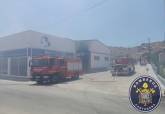 Extinci�n de un incendio de el concesionario Peugeot de la v�a r�pida de La Manga