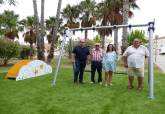 Visita de la alcaldesa y el concejal de Descentralizacin al nuevo parque infantil de Los Nietos