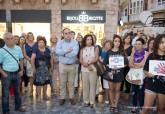 Concentracin en la plaza del Icue contra la violencia de gnero por el asesinato de una mujer en canteras a manos de su ex pareja