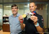 Felicitacin del concejal de Seguridad Ciudadana al polica local Joaqun Lpez por las cuatro medallas obtenidas en los XVII Juegos Mundiales de Polica y Bomberos