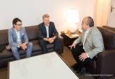 El alcalde en funciones recibe al nuevo director de Ecocarburantes Espa�oles en Cartagena