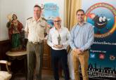 Cristbal Aguil recibe el premio por el cartel anunciado del XVI Cross de Artillera