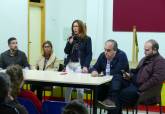 La alcaldesa explicando informando a los vecinos sobre la acogida a inmigrantes en el CIFP Hesp�rides