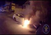 Los Bomberos de Cartagena sofocan el incendio de un vehculo aparcado en La Vaguada