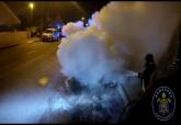Los Bomberos de Cartagena sofocan el incendio de un vehculo aparcado en La Vaguada