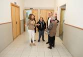 Visita de la alcaldesa y el concejal de Descentralizaci�n al Local Social de Los Mateos