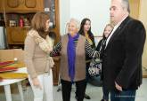Visita de la alcaldesa y el concejal de Descentralizacin al Local Social de Los Mateos