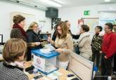 Visita de la alcaldesa y el concejal de Descentralizaci�n al punto de votaci�n de los Presupuestos Participativos en Los Mateos