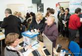 Visita de la alcaldesa y el concejal de Descentralizaci�n al punto de votaci�n de los Presupuestos Participativos en Los Mateos