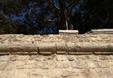 Pretil afectado por la ca�da de un �rbol en la Muralla de Carlos III