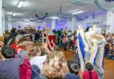 Reyes Magos entrega de juguetes en la asociación de vecinos Ensanche-Almarjal
