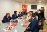Reuni�n de la alcaldesa con el  presidente de la Uni�n de Cooperativas en la AJE