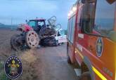 Rescatada una conductora tras colisionar con un tractor