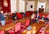 Visita de miembros de la Asamblea Amistosa Literaria Jorge Juan de Novelda al Palacio Consistorial