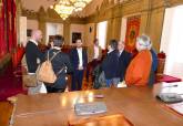 Visita de miembros de la Asamblea Amistosa Literaria Jorge Juan de Novelda al Palacio Consistorial