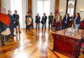 Visita de miembros de la Asamblea Amistosa Literaria Jorge Juan de Novelda al Palacio Consistorial