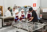 Visita de Ana Belén Castejón y Manuel Mora a los alumnos del programa de la ADLE 'Tres Tenedores' en las cocinas de La Milagrosa