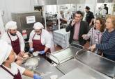 Visita de Ana Belén Castejón y Manuel Mora a los alumnos del programa de la ADLE 'Tres Tenedores' en las cocinas de La Milagrosa