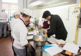 Visita de Ana Belén Castejón y Manuel Mora a los alumnos del programa de la ADLE 'Tres Tenedores' en las cocinas de La Milagrosa