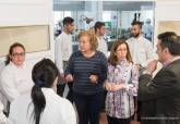 Visita de Ana Belén Castejón y Manuel Mora a los alumnos del programa de la ADLE 'Tres Tenedores' en las cocinas de La Milagrosa
