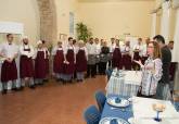Visita de Ana Belén Castejón y Manuel Mora a los alumnos del programa de la ADLE 'Tres Tenedores' en las cocinas de La Milagrosa