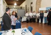 Visita de Ana Belén Castejón y Manuel Mora a los alumnos del programa de la ADLE 'Tres Tenedores' en las cocinas de La Milagrosa