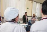 Visita de Ana Belén Castejón y Manuel Mora a los alumnos del programa de la ADLE 'Tres Tenedores' en las cocinas de La Milagrosa