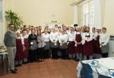 Visita de Ana Belén Castejón y Manuel Mora a los alumnos del programa de la ADLE 'Tres Tenedores' en las cocinas de La Milagrosa
