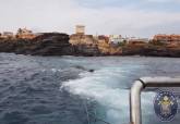 Bomberos de Cartagena remolcan un cachalote muerto en Cabo de Palos