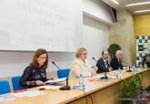 Entrega de diplomas a los estudiantes graduados en la UNED