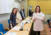 Entrega de diplomas a los estudiantes graduados en la UNED