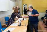 Entrega de diplomas a los estudiantes graduados en la UNED