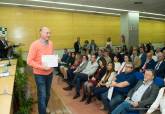 Entrega de diplomas a los estudiantes graduados en la UNED