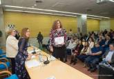 Entrega de diplomas a los estudiantes graduados en la UNED