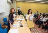 Entrega de diplomas a los estudiantes graduados en la UNED