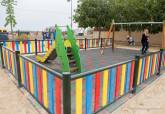 Zona de juegos infantiles, parque infantil en plaza Puerto Princesa, Molinos Marfagones