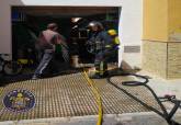 Intervenci�n de Bomberos de Cartagena en un incendio de una cochera en Canteras
