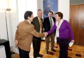 La alcaldesa recibe a la Asociaci�n de Vidrieros de Santa Luc�a