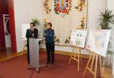 Pilar Barreiro y Jos� Vicente Albaladejo con los proyectos de calles del centro