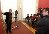 El arquitecto Andr�s C�novas explicando el proyecto de la plaza del CIM