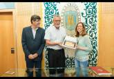 Entrega de placas de reconocimiento a los funcionarios jubilados