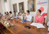 Jóvenes del Programa EXPEURA firman su contrato de trabajo para el extranjero