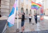 Izado de banderas LGTBI y TRANS