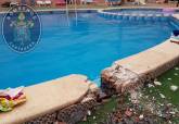 Rescate de un nio cuyo brazo se haba quedado atrapado en una piscina en Los Nietos