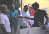 El concejal David Martínez repartiendo entradas para La Mar de Músicas entre colectivos sociales
