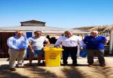 Entrega de contenedores amarillos en chiringuitos de la costa dentro de la campaa de reciclaje